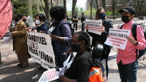 Este miércoles en frente de la sede central de NYPD presionan por presuntos casos de abuso policial.