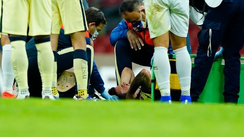 Fuerte lesión en el partido entre América y Olimpia.