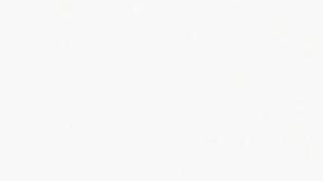 Khloé Kardashian aparece con bodysuit azul y se le remarca todo su cuerpazo.