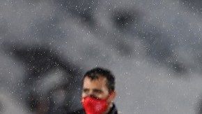 El técnico del Barcelona encaró a los árbitros al final del partido.