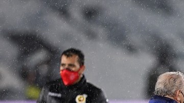 El técnico del Barcelona encaró a los árbitros al final del partido.