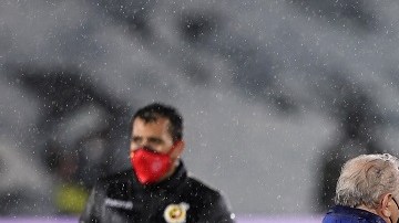 El técnico del Barcelona encaró a los árbitros al final del partido.