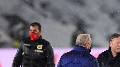 El técnico del Barcelona encaró a los árbitros al final del partido.