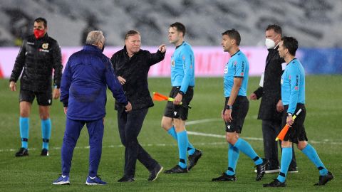 El técnico del Barcelona encaró a los árbitros al final del partido.