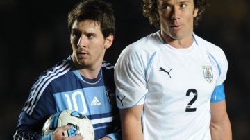 Messi y Lugano rivalizaron varias veces en el Clásico del Río de la Plata.