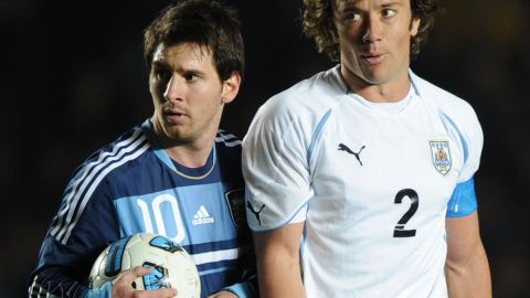 Messi y Lugano rivalizaron varias veces en el Clásico del Río de la Plata.