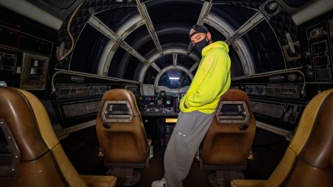 Maluma conquistó el Millennium Falcon, la nave amada de Han Solo.