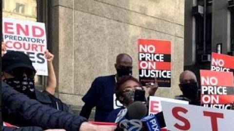 Peggy Herrera asegura que tuvo que usar hasta el cheque de estímulo para pagar las deudas judiciales de su hijo.