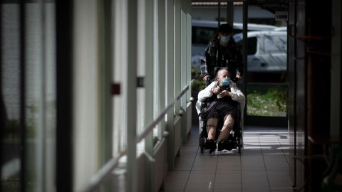 Solo 24% de los centros de atención prolongada de Nueva York están dotados con el personal necesario, sostienen los sindicatos.