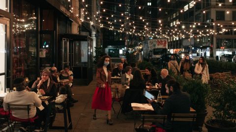 A partir del 17 de mayo los clientes podrán seguir consumiendo en restaurantes al aire libre después de la medianoche.