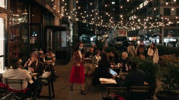 A partir del 17 de mayo los clientes podrán seguir consumiendo en restaurantes al aire libre después de la medianoche.