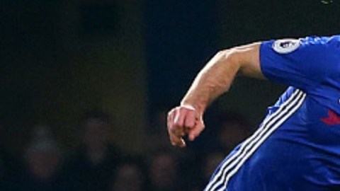 Momento del choque con Gary Cahill que lo dejó fuera del fútbol.