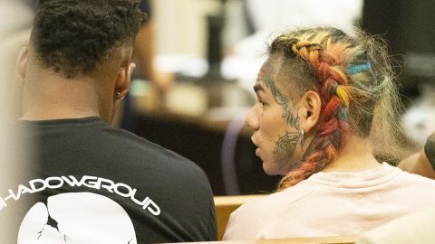 Shadow, guardaespaldas de Tekashi 6ix9ine junto al cantante en un corte de Nueva York.