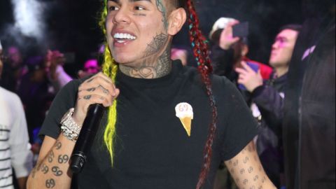 Fanáticos de Tekashi 6ix9ine estaban muy molestos porque el rapero no se presentó en un concierto y abandonó el lugar.