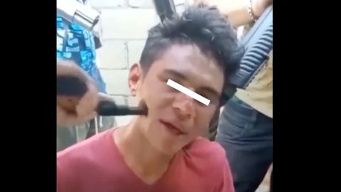 VIDEO: CJNG obliga a inmigrante a pedir dinero a esposa y amigo que vive en Estados Unidos