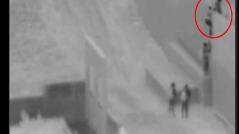 Traficante lanza a bebé inmigrante desde el muro fronterizo a 18 pies de altura