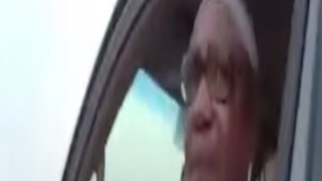 VIDEO: Mujer afroamericana de 66 años es jalada del cabello por policías y le rompen el brazo