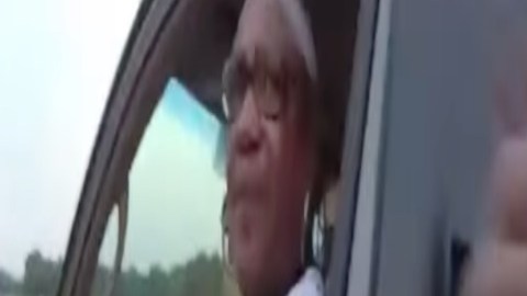 VIDEO: Mujer afroamericana de 66 años es jalada del cabello por policías y le rompen el brazo