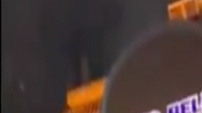 VIDEO: Mujer embiste con auto a personas en Taco Bell tras trifulca; este es el instante exacto