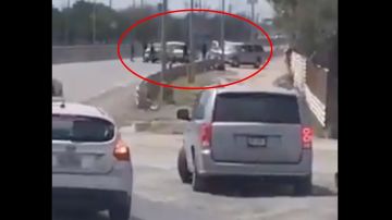 VIDEO: Ciudadanos estadounidenses y mexicanos son víctimas de narcos del Cártel del Golfo y les roban vehículos
