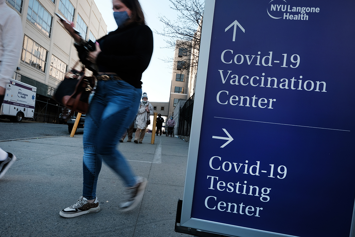 Centro de vacunación y tests del COVID-19 en Brooklyn, Nueva York.