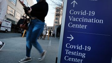 Centro de vacunación y tests del COVID-19 en Brooklyn, Nueva York.