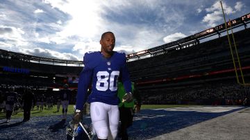 EAST RUTHERFORD, NJ - NOVEMBER 06:  Victor Cruz #80 of the New York Giants runs to the locker room before the game against the Philadelphia Eagles at MetLife Stadium on November 6, 2016 in East Rutherford, New Jersey.  (Photo by Al Bello/Getty Images)