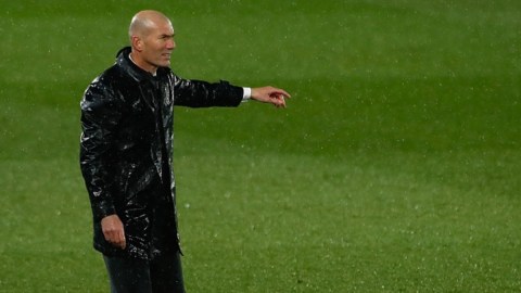 Zidane volvió a ganarle en la pizarra a Koeman.
