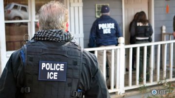 Los agentes de ICE ganan salarios competitivos y trabajan para mantener las fronteras de los Estados Unidos seguras y protegidas.