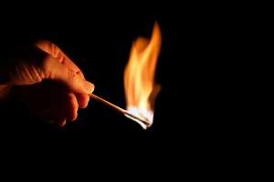 Joven le prende fuego a anciana indigente en Celaya