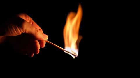 Le prenden fuego a anciana indigente en Celaya