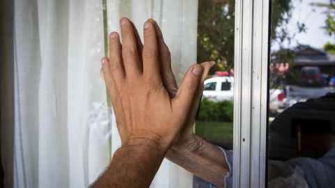 Visita a su esposa todos los días afuera del asilo