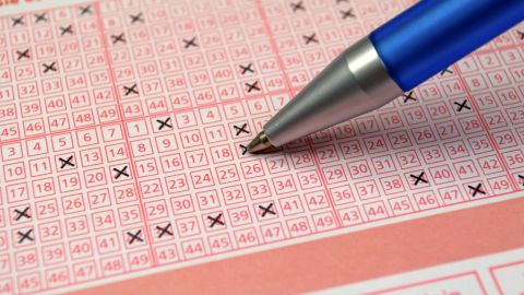 Anciano olvida sus lentes y gana la lotería