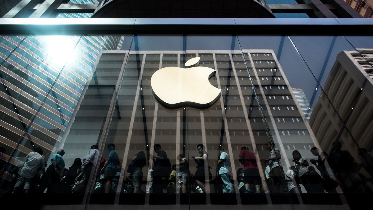 Apple está cerrando algunas tiendas como medida preventiva ante el aumento contagios de Covid-19. 