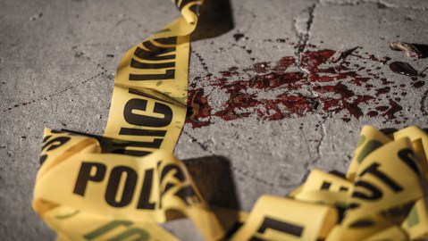 Asesina al amante de su esposa y la obliga a decapitarlo