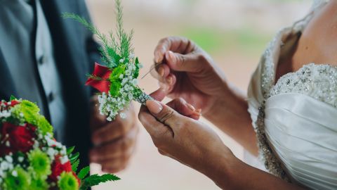 Suegra interrumpe boda al descubrir que la novia es también su hija