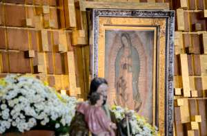 El desesperado grito de una mujer al ver caer en plena carretera cuadro de Virgen de Guadalupe