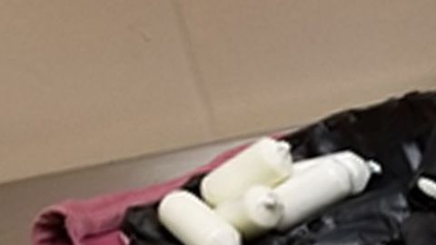 Dedillos de droga en el sostén.
