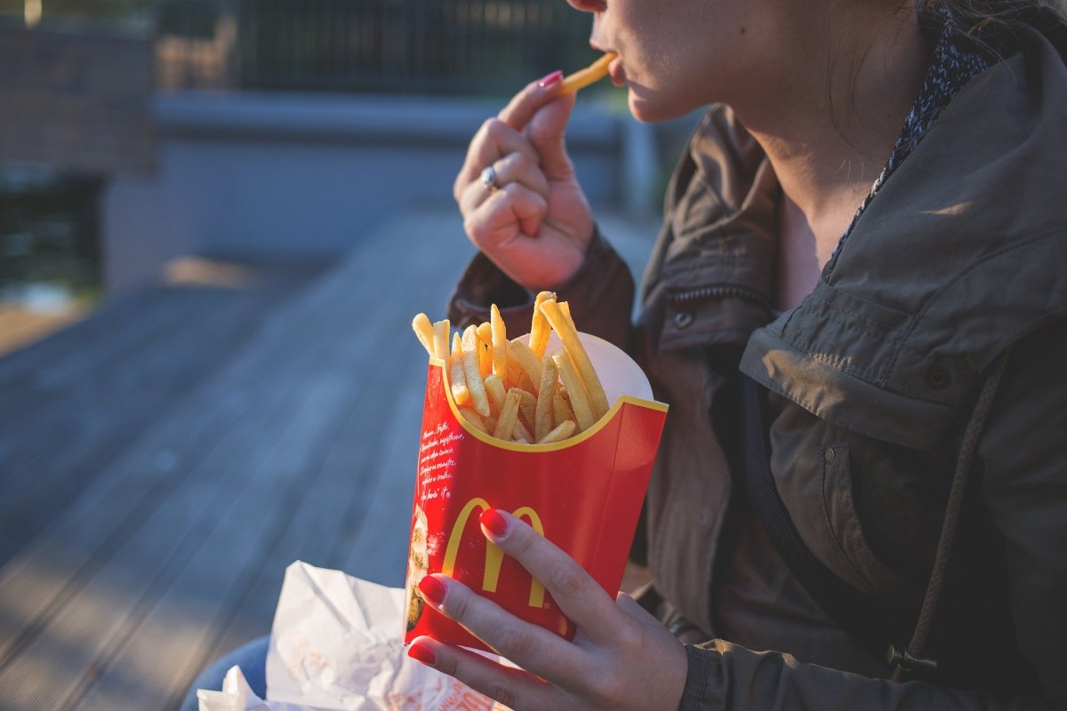 Comer en platos plásticos tiene alguna consecuencia grave para la salud?