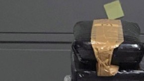 Parte del decomiso: billetes y droga.