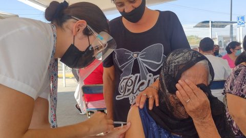 Denuncia anciana maltrato vacuna coronavirus