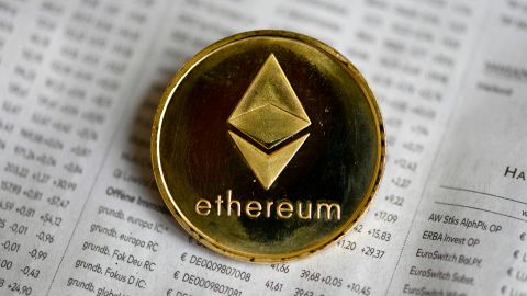 Para el 11 de agosto de 2015, la criptomoneda Ethereum costaba aproximadamente lo mismo que lo que el Dogecoin cuesta hoy, poco menos de ¢67 centavos.