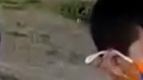 Abuelo canta a su nieto.