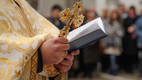 Sacerdote es golpeado durante misa