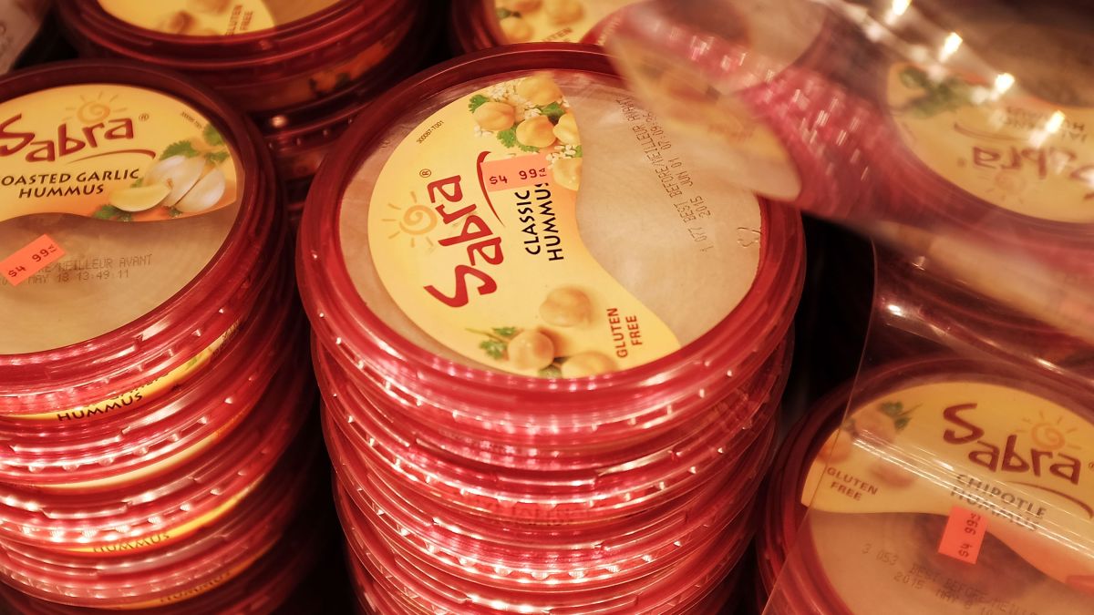El retiro del mercado, que afecta a unas 2,100 cajas de envases de Classic Hummus de 10 onzas, se inició después de una evaluación de rutina realizada por la FDA.