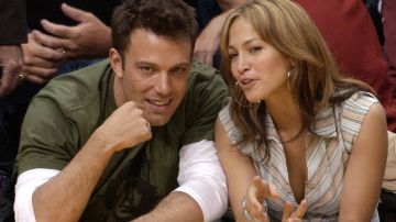 Ben Affleck y Jennifer López en un juego de basquetbol en el 2003