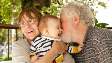 Madre prohíbe a abuelos besar a su nieta