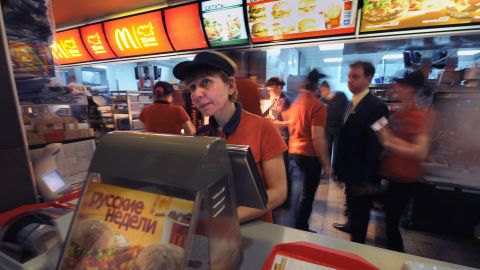 Algunas personas piensan que McDonald's debería pagar mejores salarios para que los empleados no se vayan.