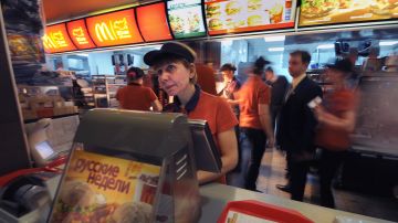 Algunas personas piensan que McDonald's debería pagar mejores salarios para que los empleados no se vayan.
