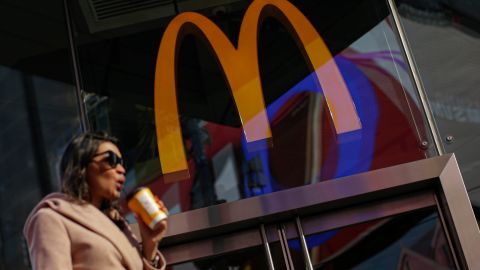 La cuchara que se da con el McFlurry tiene parecido con un popote.